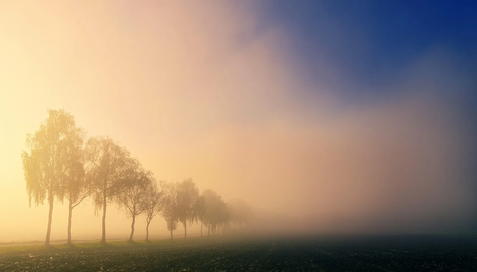 Sonnenaufgang über einer ruhigen Landschaft (illustratives Symbolbild)